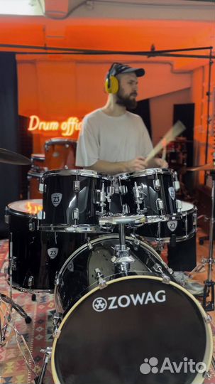 Со стойками и тарелками ударная установка барабаны