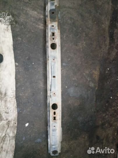 Усилитель бампера фольцваген Кадди 2010-2015 год