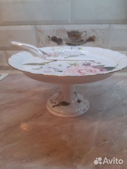 Тортовница на ножке с лопаткой