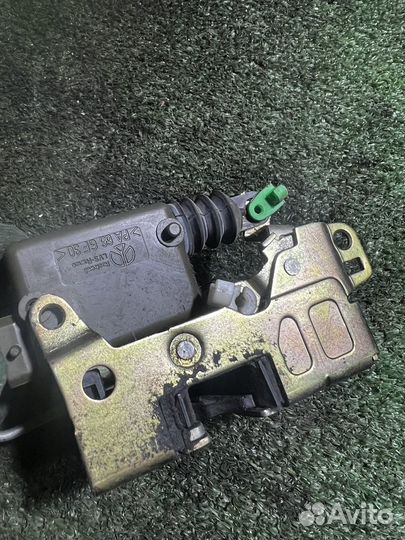 Замок двери передний правый Renault Master