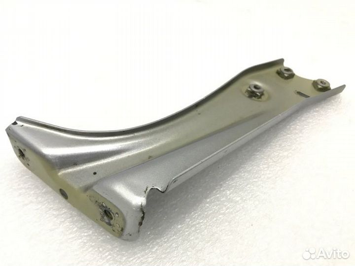 Кронштейн крыла передний левый Skoda Octavia 1.6