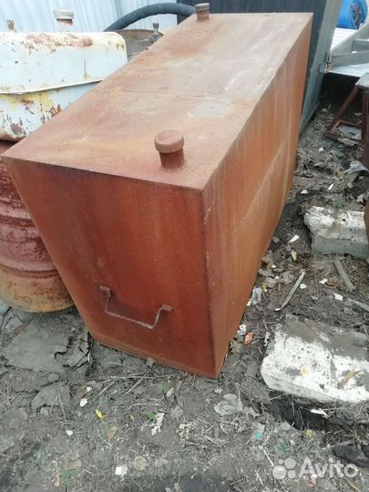 Бак для воды и баки из под гсм