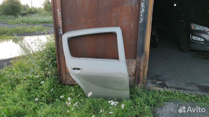 Renault sandero 2014 задняя правая дверь