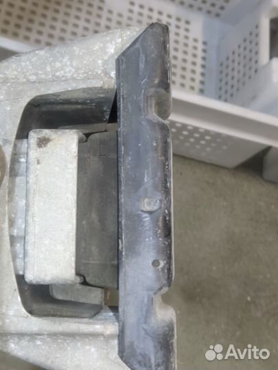 Опора двигателя левая Skoda Octavia Tour