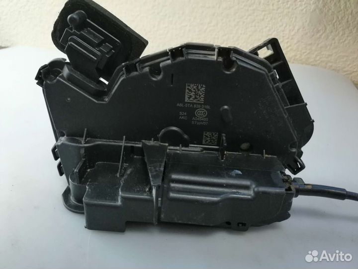 Замок двери задней лев/пр Skoda Rapid II