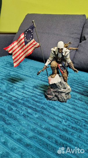 Разные фигурки из видеоигр (assassin's creed и др