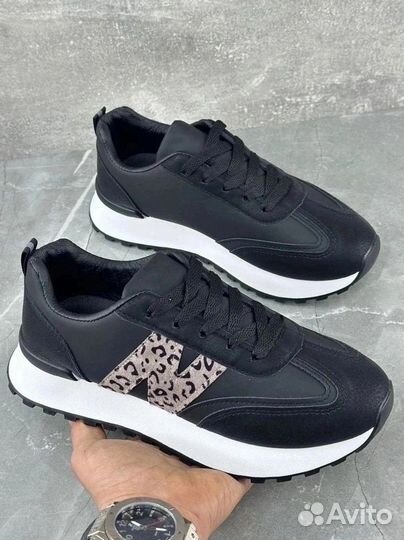 Кроссовки женские