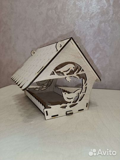 Кормушка для птиц резная из дерева