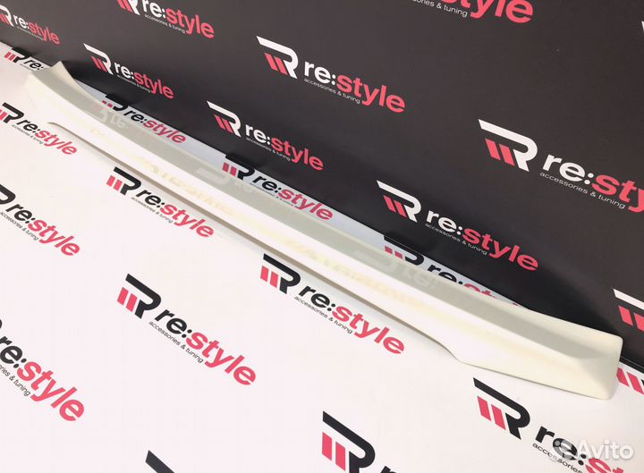 Спойлер Под стекло Lexus LX570 08-15г Белый