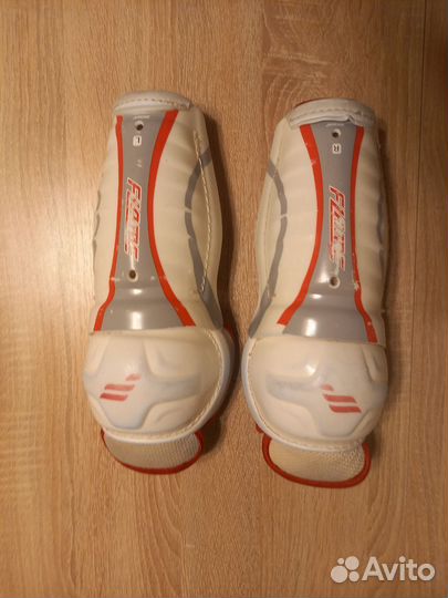 Нагрудник, наколенники хоккейные