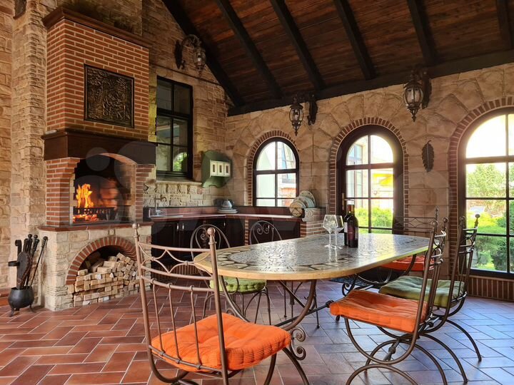 Дом 689,5 м² на участке 11 сот.