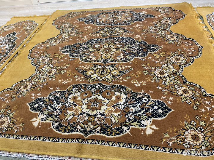 Ковер с прикроватными ковриками