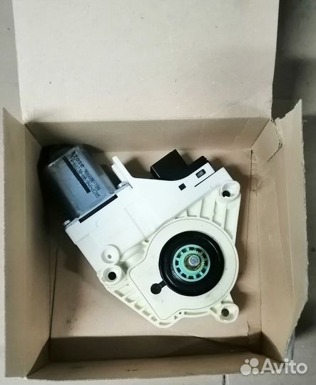 Мотор стеклоподъемника Skoda Yeti