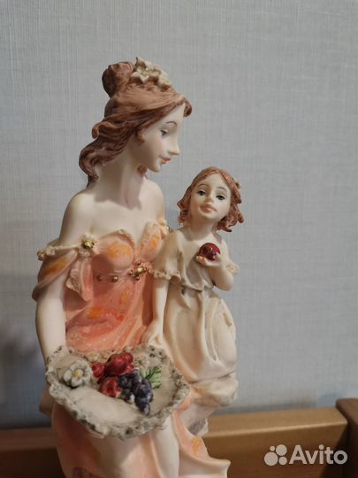 Статуэтка мама и дочка