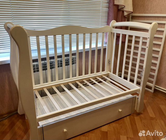 Кроватка для новорожденных с маятником