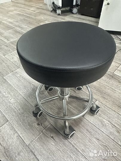 Стул на колесиках