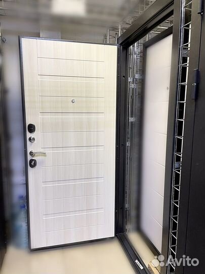 Дверь входная уличная
