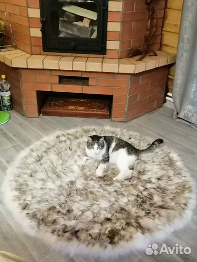 Меховой коврик вязаный для интерьера