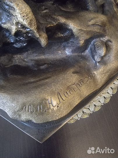 Статуэтка в бронзовая