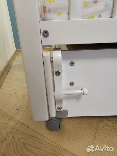 Кроватка для новорожденных с маятником и матрасом