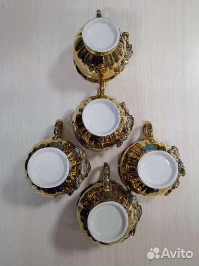 Кофейнын чашки золотистые розы