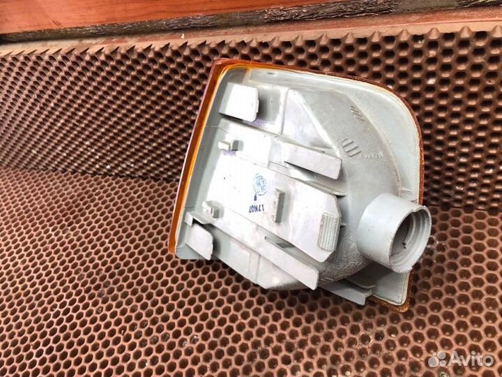 Поворотник правый Audi 100 C3