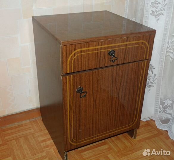 Тумбочка прикроватная