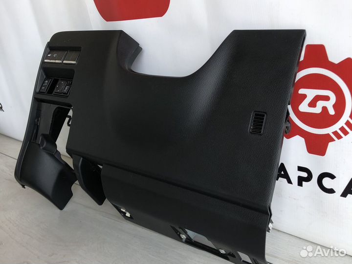 Nissan Patrol Y62 Накладка под рулевой колонкой