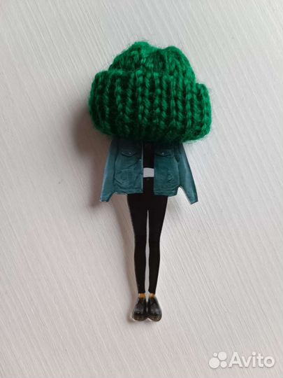 Брошь куколка в шапке