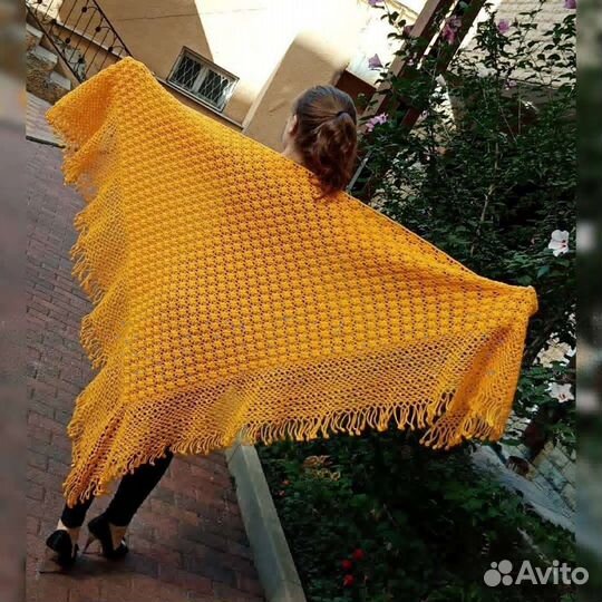 Вязаная шаль крючком Солнечная