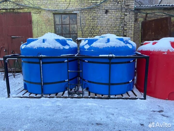 Емкость пластиковая в обрешетке под кас воду