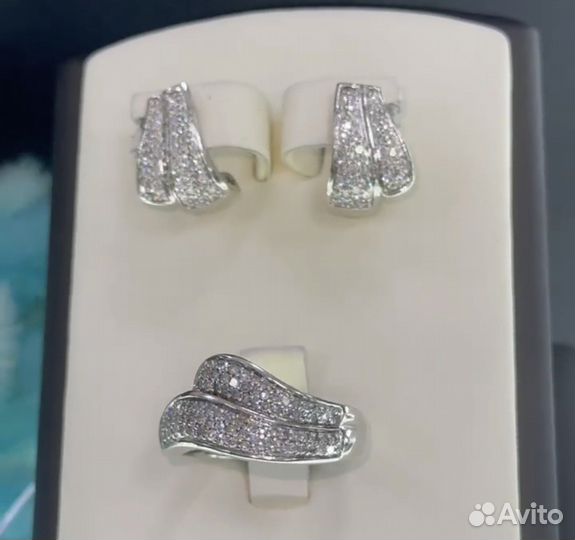 Золотой комплект с бриллиантами