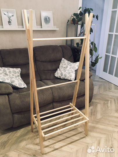 Вешалка для одежды в детскую