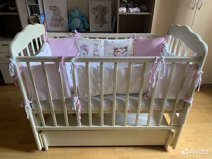 Детская кроватка с маятником
