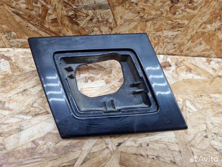 Кронштейн форсунки омывателя правый Audi Q8 4MN С