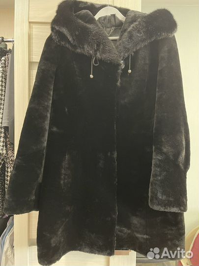 Шуба мутоновая с капюшоном из норки
