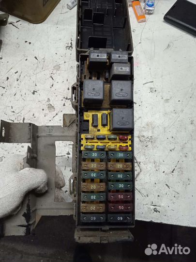 Блок предохранителей под капот Ford Explorer 2