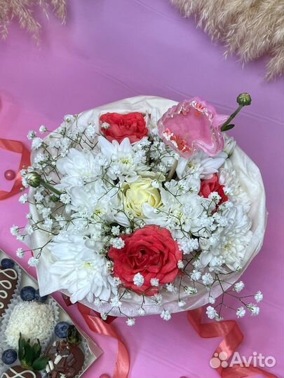 Комбо наборы из цветов и клубники в шоколаде