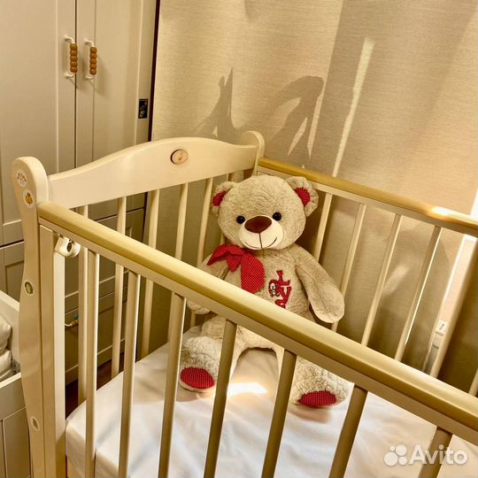 Детская кроватка с продольным маятником