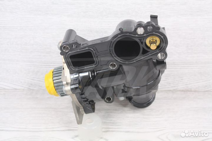 Помпа с термостатом 2,0 tfsi Audi Q3 8U