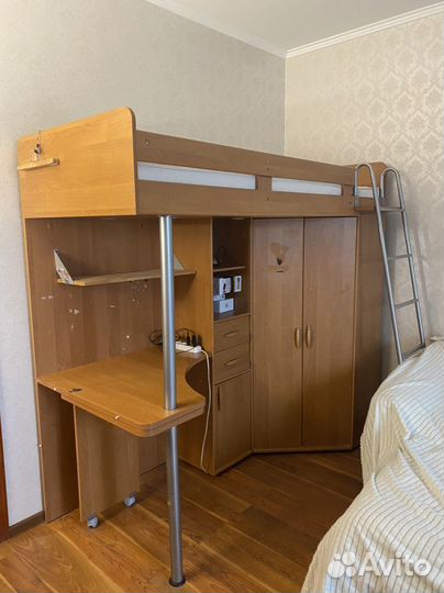 Детский уголок с кроватью и столом