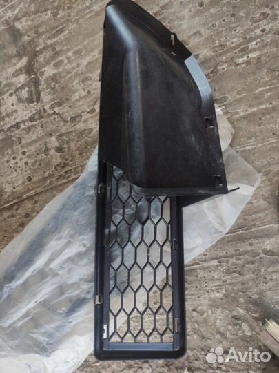 Решетка радиатора передняя правая Renault Logan 1