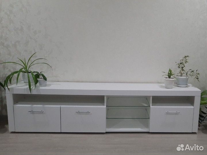 Тумба под телевизор белая