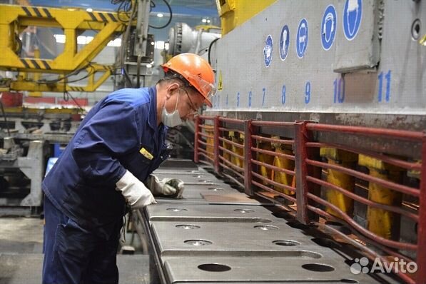 Резчик металла на ножницах и прессах