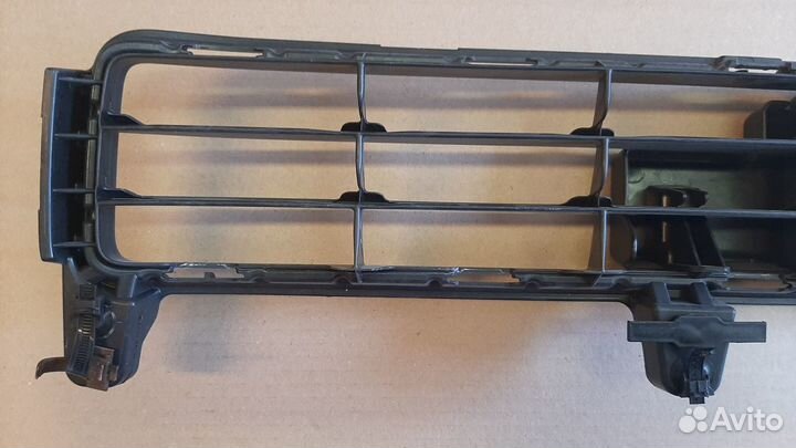 Решетка радиатора нижняя с подиумом Land Cruiser