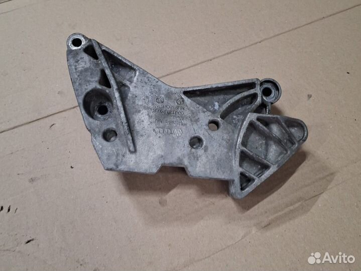 Кронштейн двигателя правый Volkswagen Passat B6