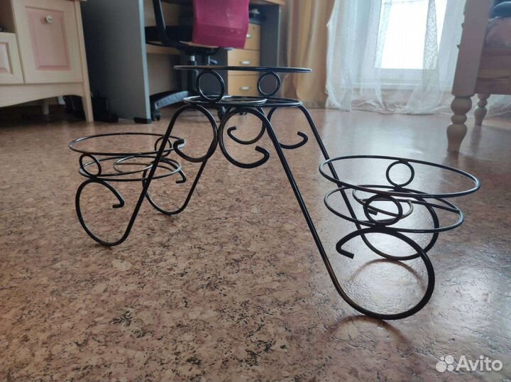 Металлическая подставка для цветов напольная