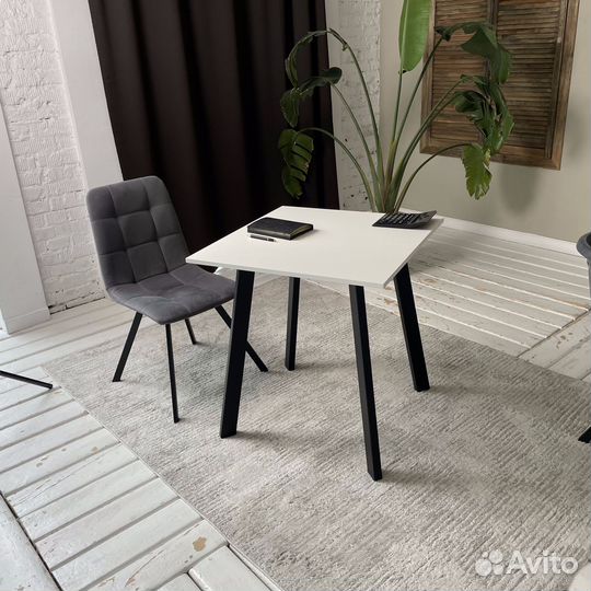 Письменный стол Ник 70*70 см. Черные ножки