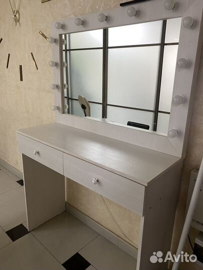 Туалетный столик с зеркалом и подсветкой