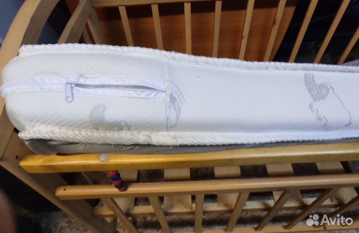 Кровать с матрасом, колёсами и маятником